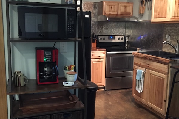 Réfrigérateur, micro-ondes, four, plaque de cuisson