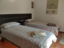 Ropa de cama de alta calidad, camas plegables/adicionales y wifi gratis 