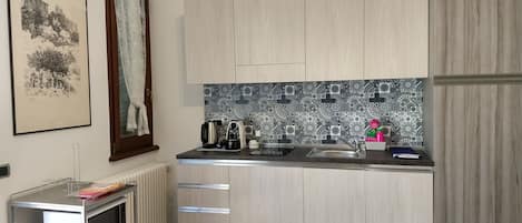 Studio, vue sur le jardin (Pineta) | Cuisine privée | Réfrigérateur grande capacité avec congélateur, four à micro-ondes