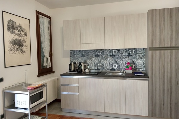Estudio, vista al jardín (Pineta) | Cocina privada | Refrigerador con congelador, microondas y parrilla de estufa