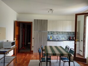 Refrigerador con freezer, microondas, placa de cocina, lavavajillas