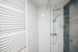 Apartment (4+2) | Bathroom shower - K3 Central Park Apartments (Ljubljana)