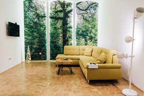 아파트 | 거실 공간 | 케이블 채널 시청이 가능한 50cm LED TV, TV