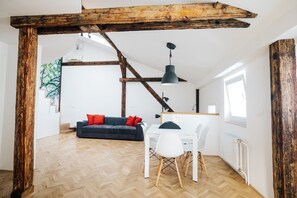 Apartment (Split Level) | Wohnbereich | 50-cm-LED-Fernseher mit Kabelempfang, Fernseher
