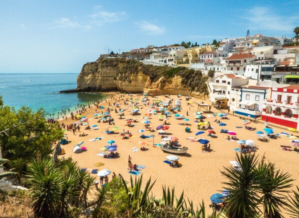 Beach nearby, sun loungers, beach towels
