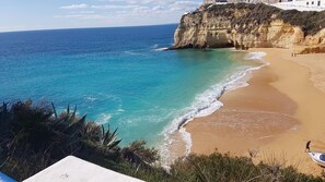 Playa en los alrededores, camastros y toallas de playa
