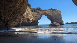 Playa en los alrededores, camastros y toallas de playa