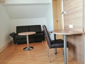 Double Room | Living area | Flat-screen TV - Grüner Baum (Langenau)