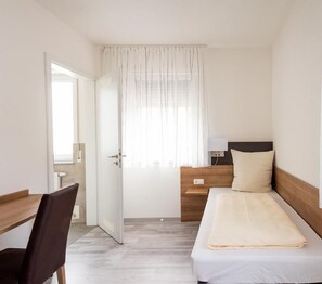 Single Room | Blackout drapes, soundproofing, free WiFi, bed sheets - Grüner Baum (Langenau)