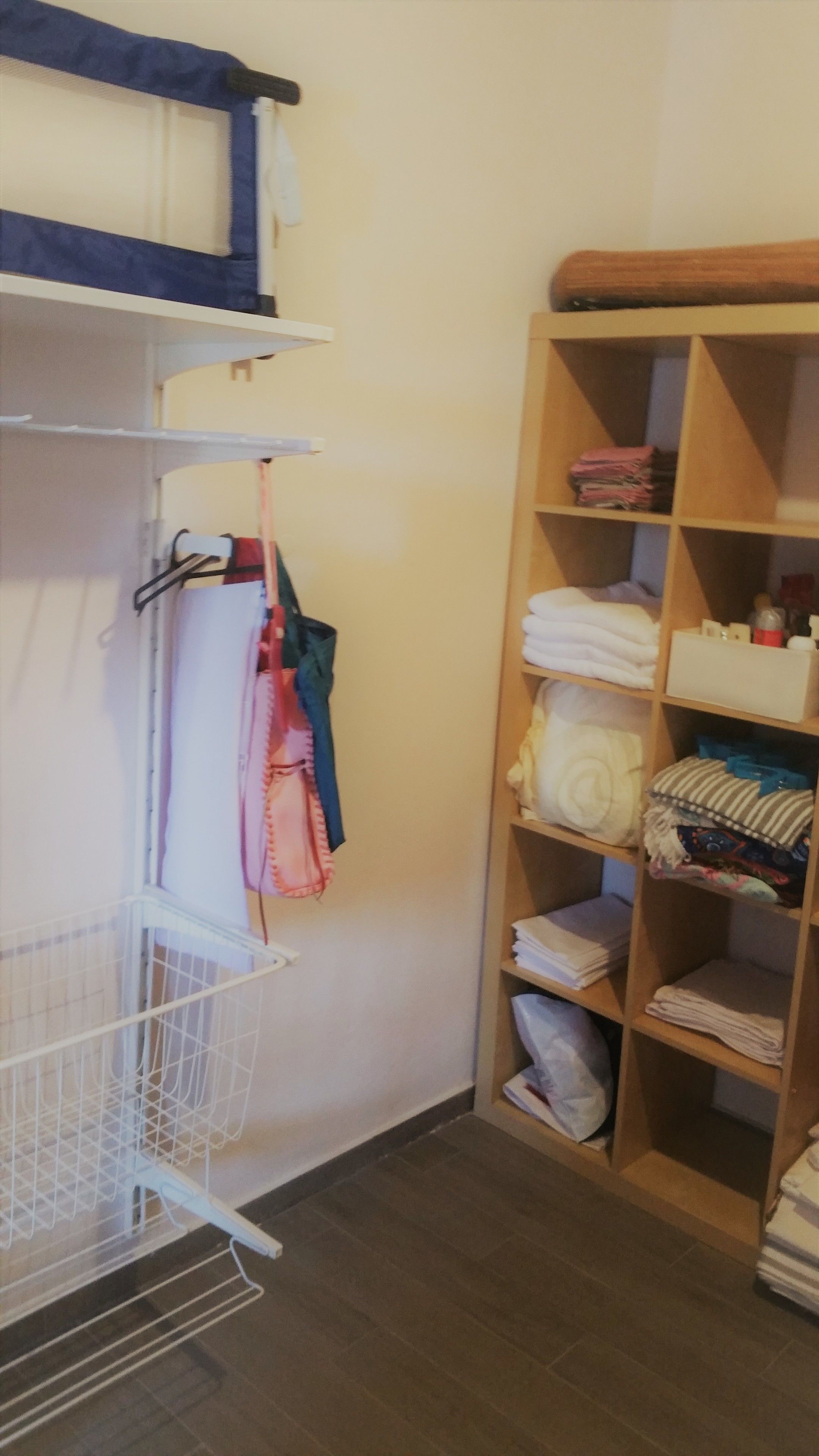 Un armario con estantes y espacio para colgar ropa.