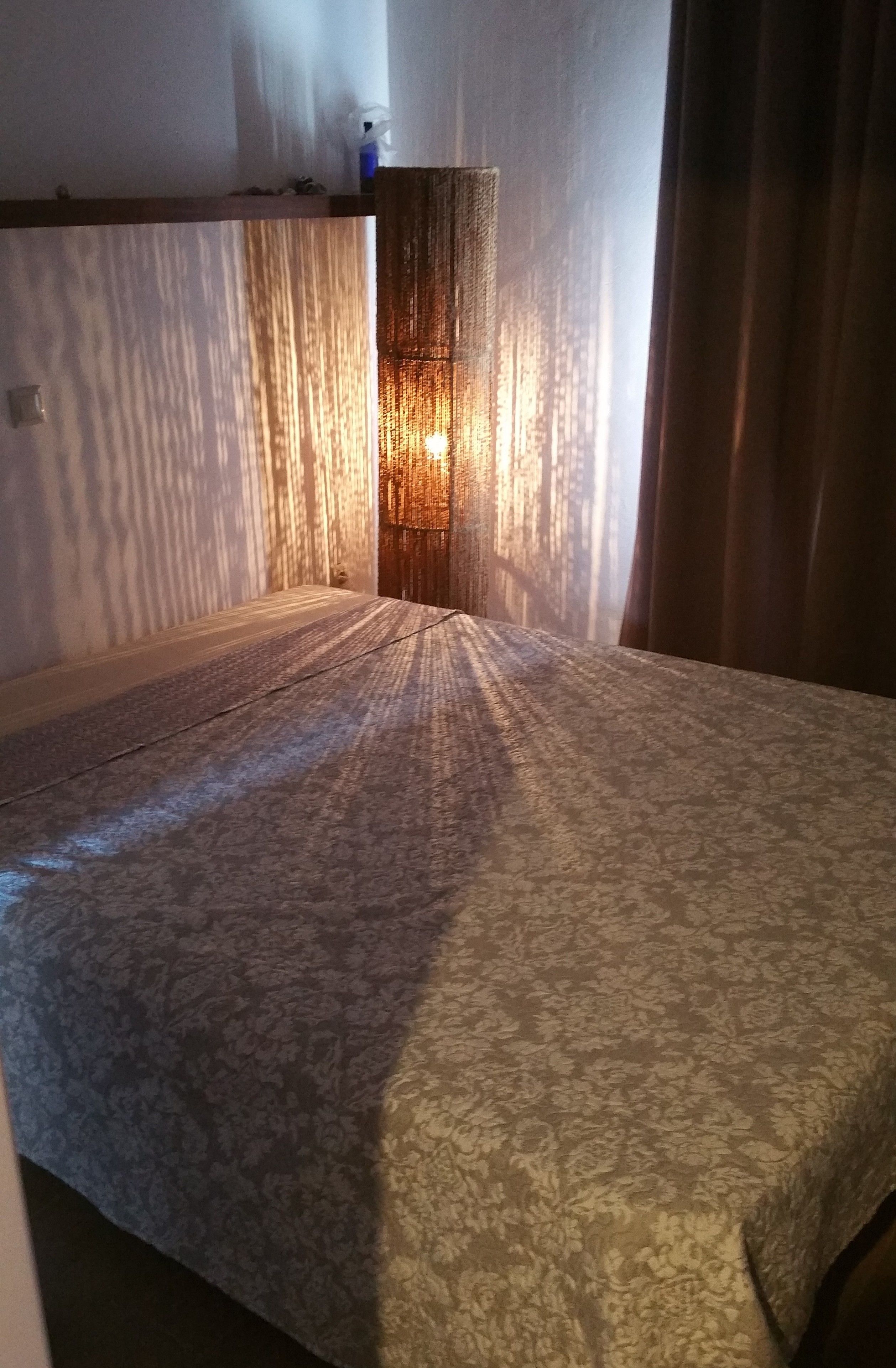 Escritorio, cortinas blackout y tabla de planchar con plancha 