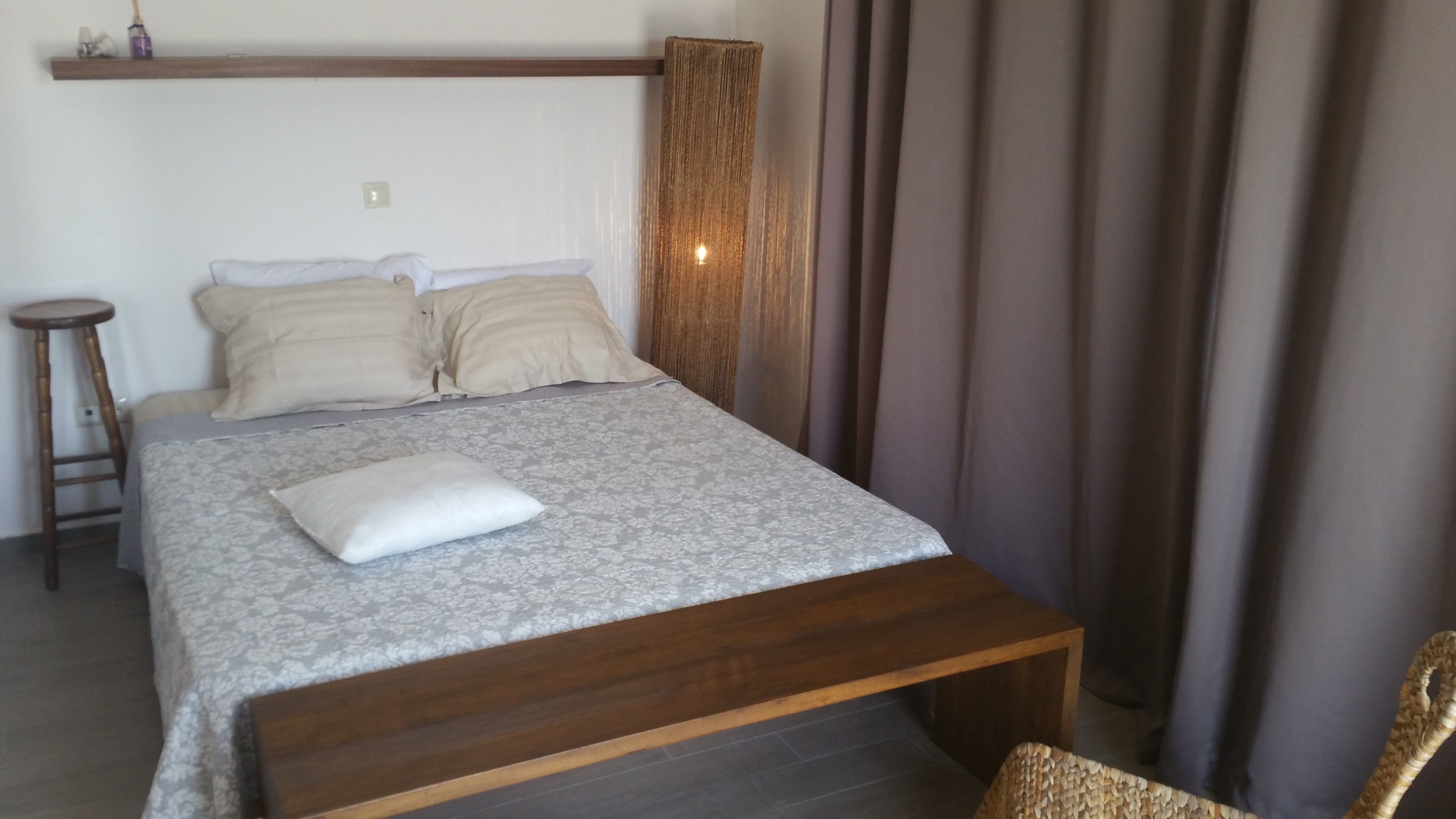 Schreibtisch, Verdunkelungsvorhänge, Bügeleisen/Bügelbrett