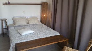 Escritorio, cortinas blackout y tabla de planchar con plancha 