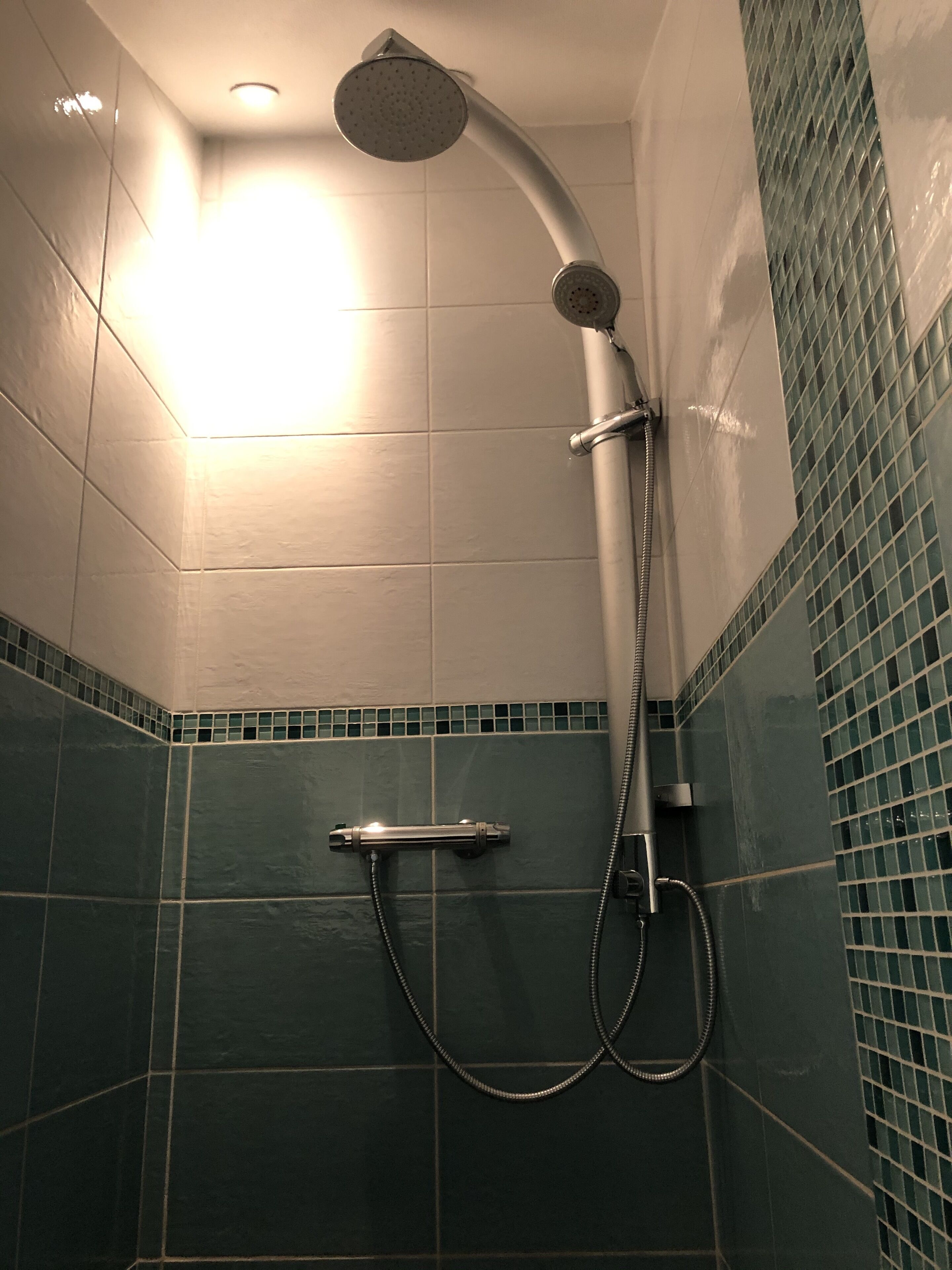 Double Room | Bathroom | Shower, rainfall showerhead, hair dryer, towels