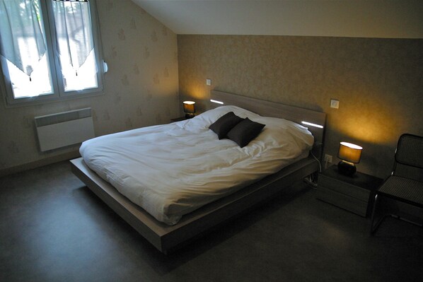 Suite | 1 bedroom, individually decorated, individually furnished, desk