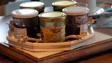Un plateau avec quatre pots de confiture sur une table en bois.