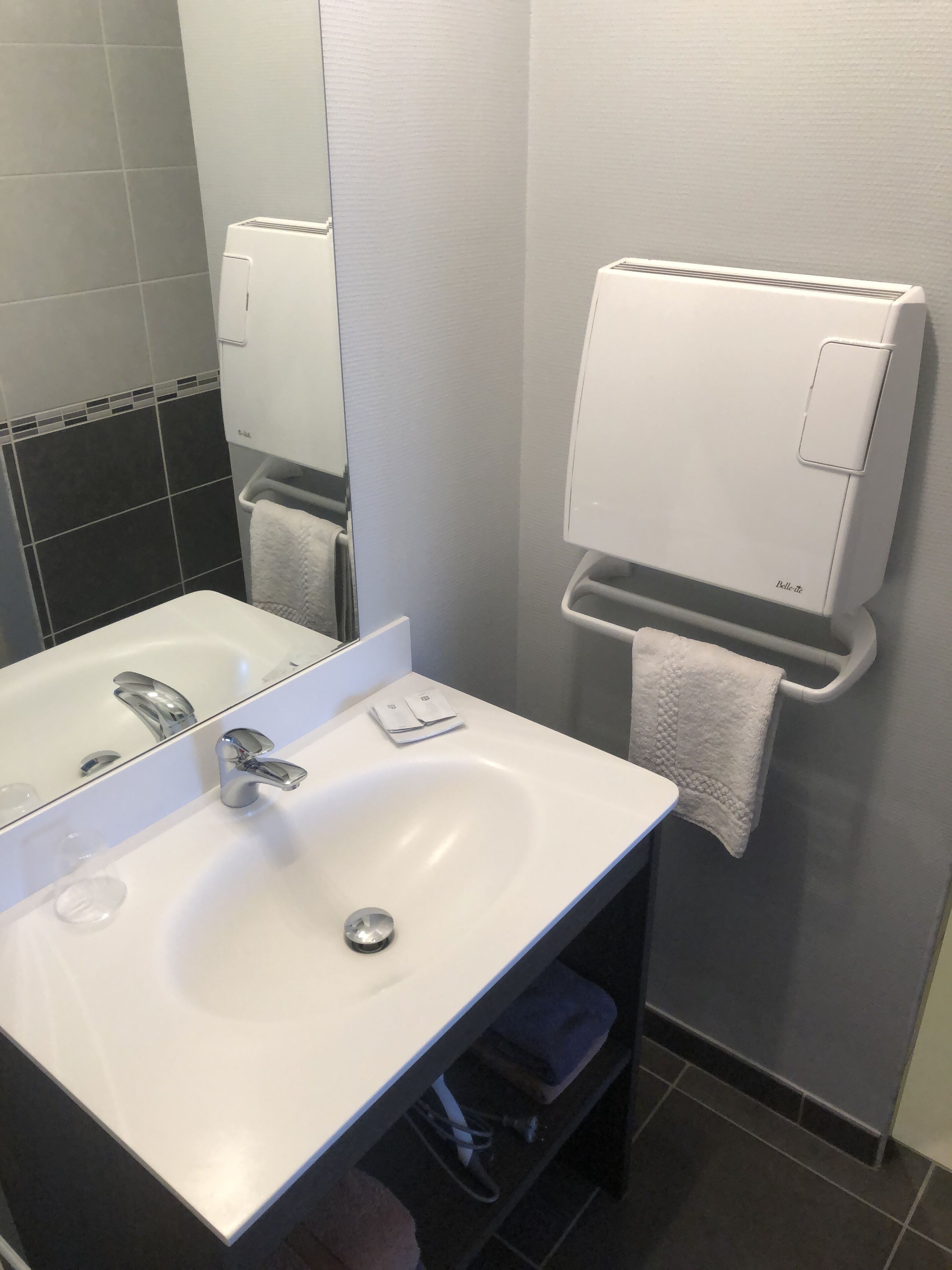 Kamar Double | Kamar mandi | Shower, pancuran hujan, pengering rambut, dan handuk