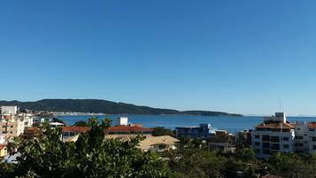 Une ville côtière avec des bâtiments et une vue dégagée sur la mer.