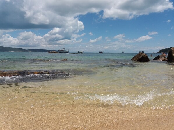 Am Strand, weißer Sandstrand, 5 Strandbars