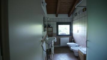 Camera con letto matrimoniale o 2 letti singoli, vista giardino | Bagno | Doccia, soffione a pioggia, asciugacapelli, bidet