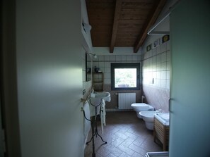 Double or Twin Room, Garden View | Bathroom | Shower, rainfall showerhead, hair dryer, bidet - Quattrocolli B&B (Quattro Castella)