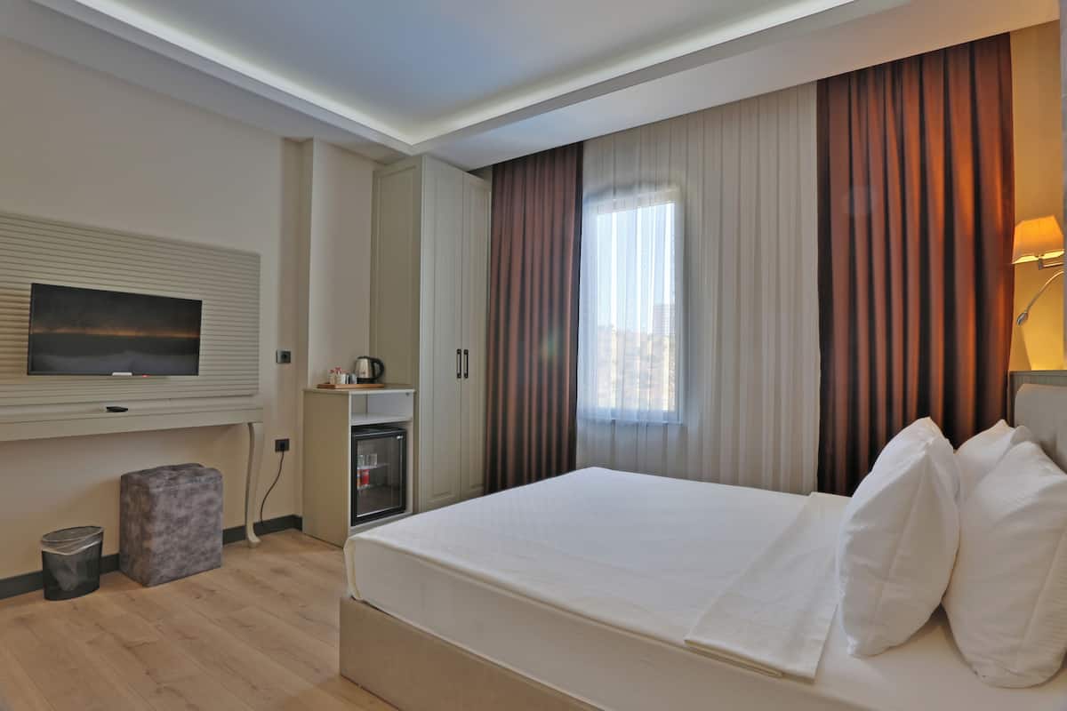 Superior Room, 1 Double Bed, Mountain View | Minibar, soundproofing, iron/ironing board, WiFi (free)