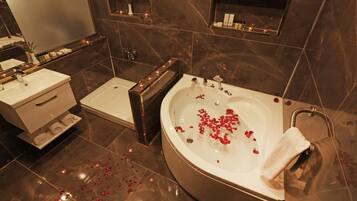 Dutxa, assecador de cabells, tovalloles i sabó