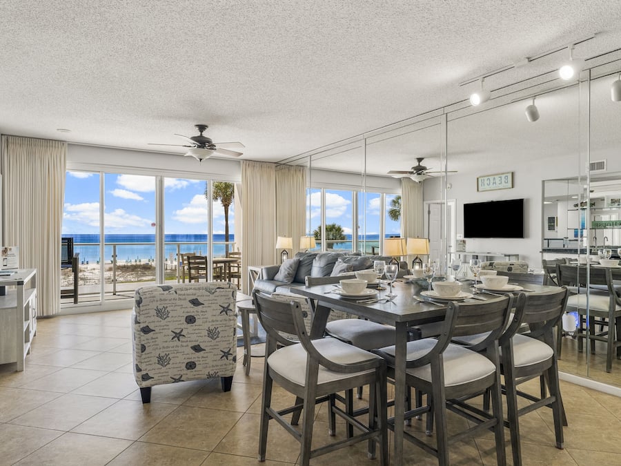 Condo, 2 Bedrooms, Beach View (102) | In-room dining