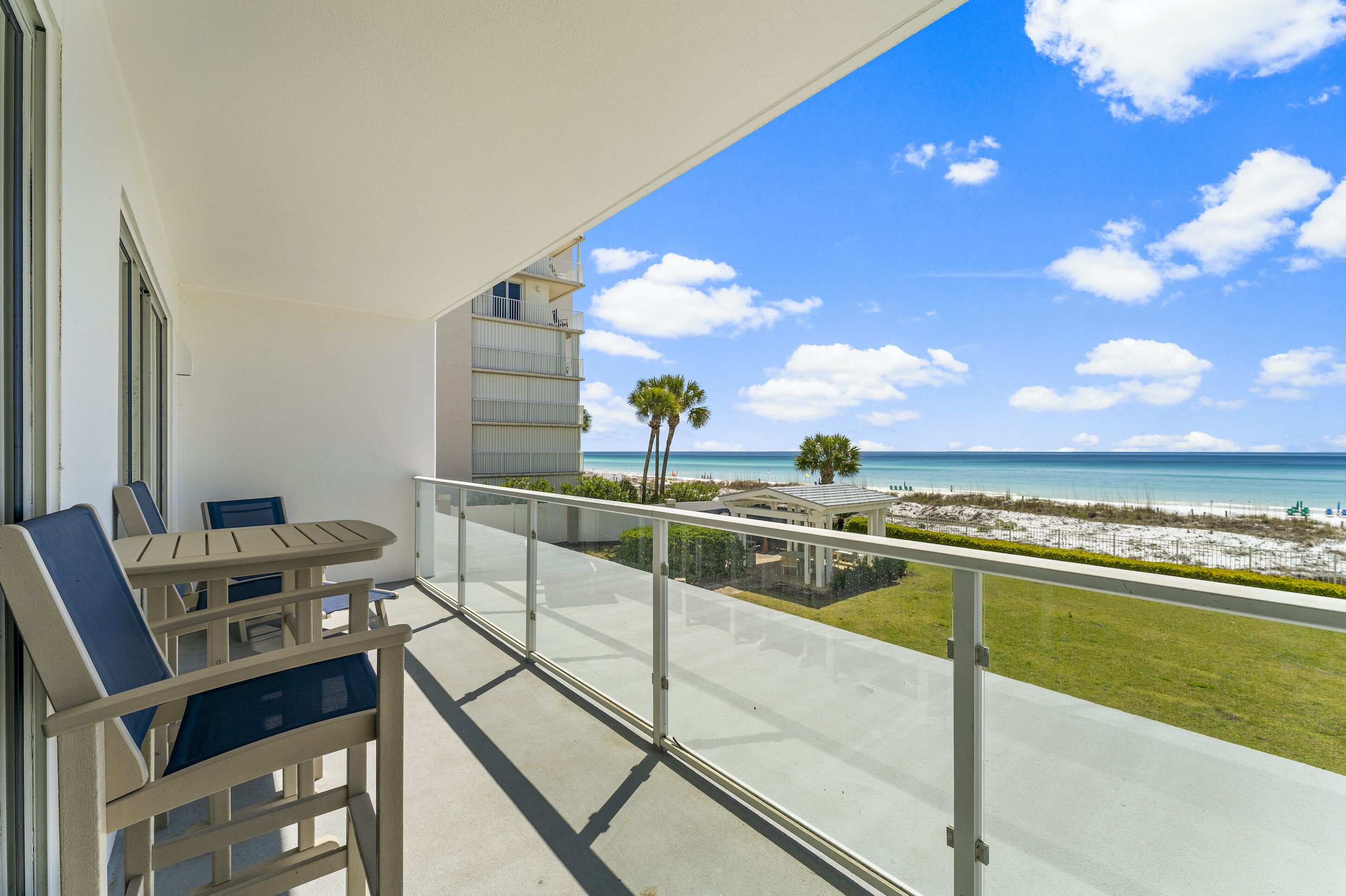 Un balcon avec vue sur la plage et l’océan.