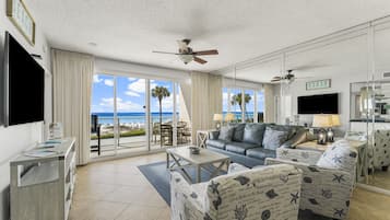Kondominium, 2 kamar tidur, pemandangan pantai (102) | Area keluarga | TV layar datar