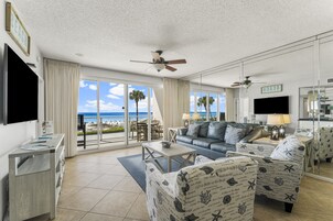 Apartamento, 2 habitaciones, vistas a la playa (102) | Zona de estar | Una televisión de pantalla plana