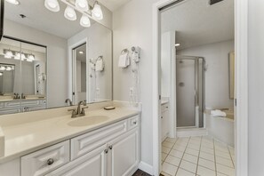Appart'hôtel, 2 chambres, vue plage (102) | Salle de bain