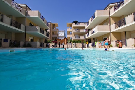 Una piscina al aire libre de temporada