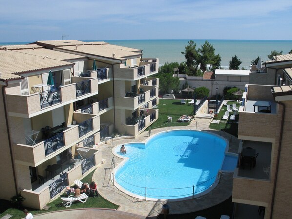 季节性开放的室外游泳池