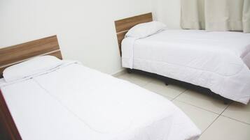 Quarto duplo standard | Escrivaninha, Wi-Fi de cortesia, roupa de cama