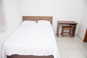 Habitación triple | Escritorio, wifi gratis, ropa de cama