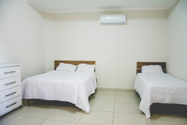 Skrivbord, gratis wi-fi och sängkläder