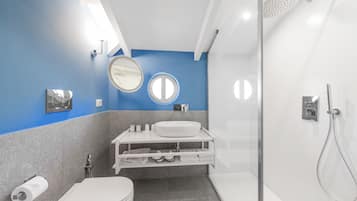 Design Room | Bathroom | Shower, free toiletries, hair dryer, slippers