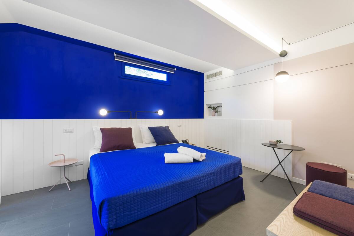 Rom – deluxe | Minibar, safe på rommet, lydisolert og wi-fi (inkludert)