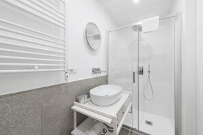 Camera Superior | Bagno | Doccia, set di cortesia gratuito, asciugacapelli, pantofole