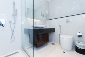 Studio | Bathroom | Shower, hair dryer, towels - Majestin (Dubai)