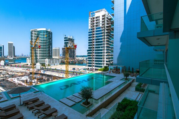 Outdoor pool - Majestin (Dubai)