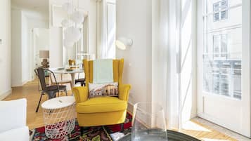 Departamento superior, 1 habitación | Sala de estar | Televisión de pantalla plana de 32 pulgadas con canales por cable