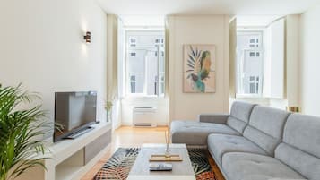 Departamento superior, 2 habitaciones | Área de sala de estar | Televisión de pantalla plana de 32 pulgadas con canales por cable