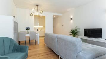 Apartemen Superior, 2 kamar tidur | Area keluarga | Televisi layar datar 32-inci dengan saluran TV kabel dan TV