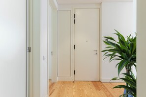 Superior appartement, 2 slaapkamers | Woonruimte | Een 32-inch flatscreentelevisie met kabelzenders en een televisie