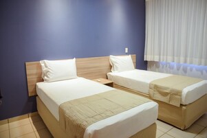 Escritorio, cortinas blackout, wifi gratis y ropa de cama 