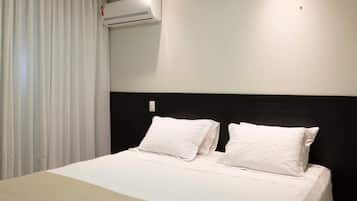 Escrivaninha, cortinas blackout, Wi-Fi de cortesia, roupa de cama