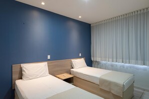 Desk, blackout curtains, free WiFi, bed sheets - Hotel Vila Leste (Teresina)