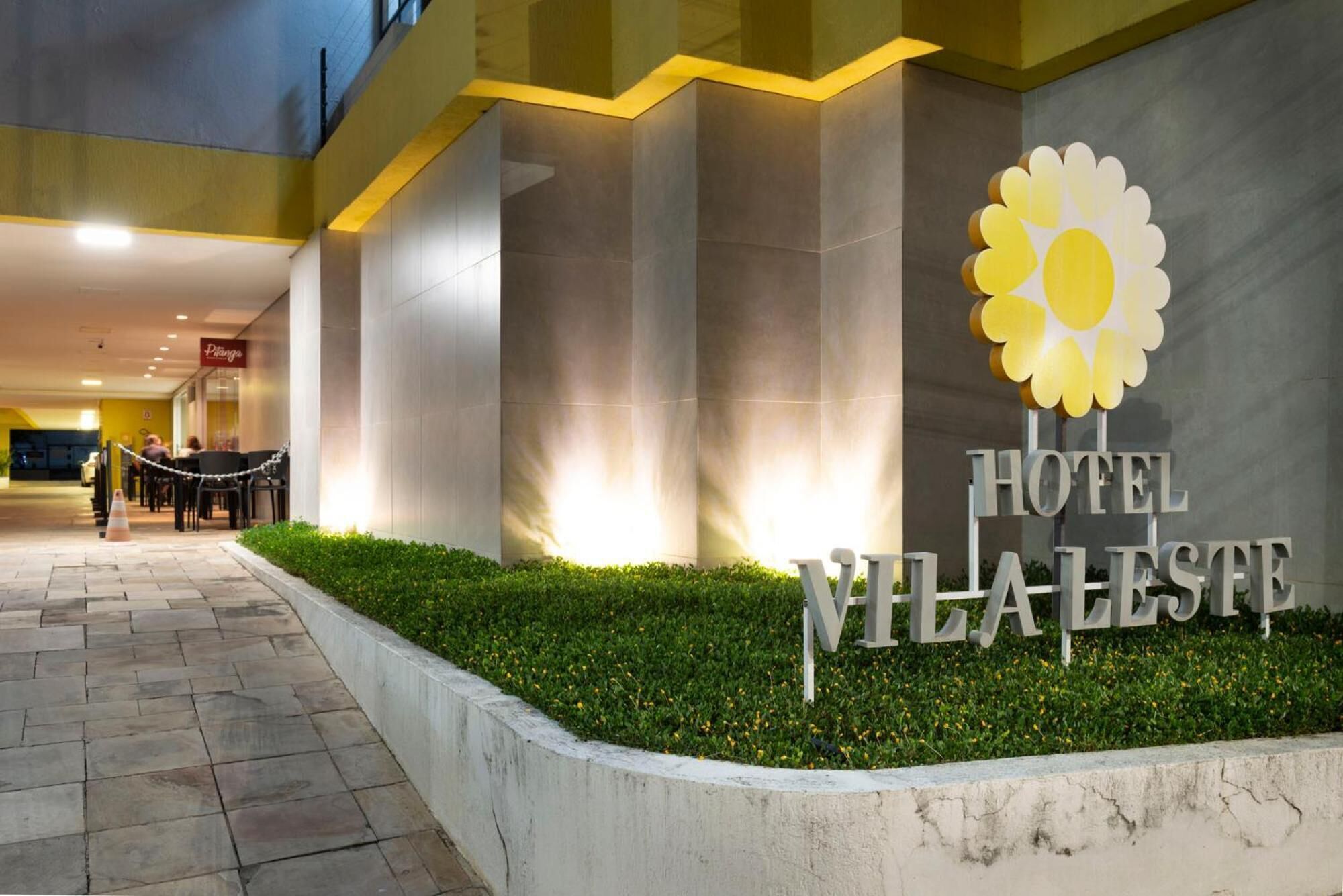 Entrada de un hotel con un cartel que dice "HOTEL VILLA ESTE".